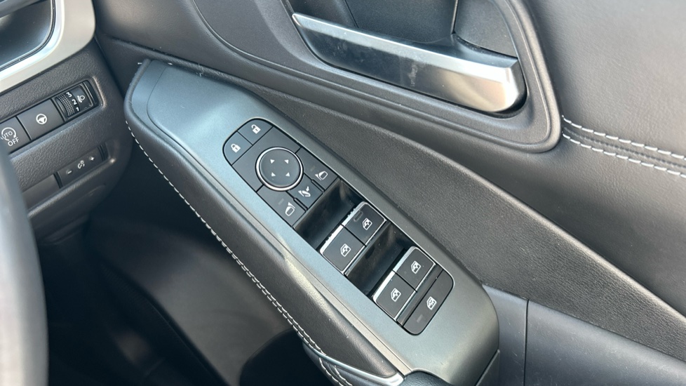 Nissan Qashqai 1.3 DiG-T MH N-Connecta 5dr Petrol Hatchback - Image 43