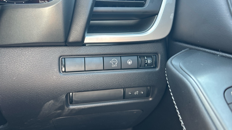 Nissan Qashqai 1.3 DiG-T MH N-Connecta 5dr Petrol Hatchback - Image 44
