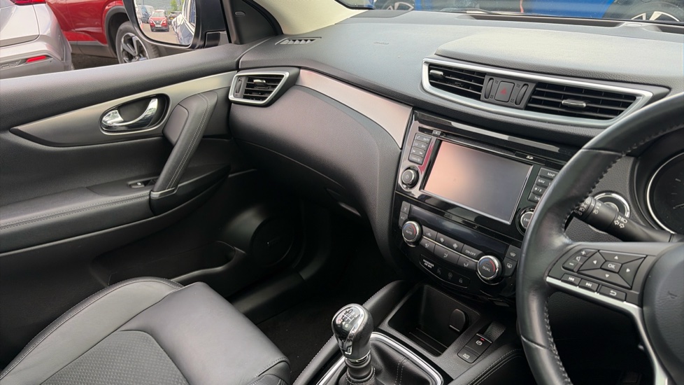 Nissan Qashqai 1.5 dCi 115 Tekna 5dr Diesel Hatchback - Image 14