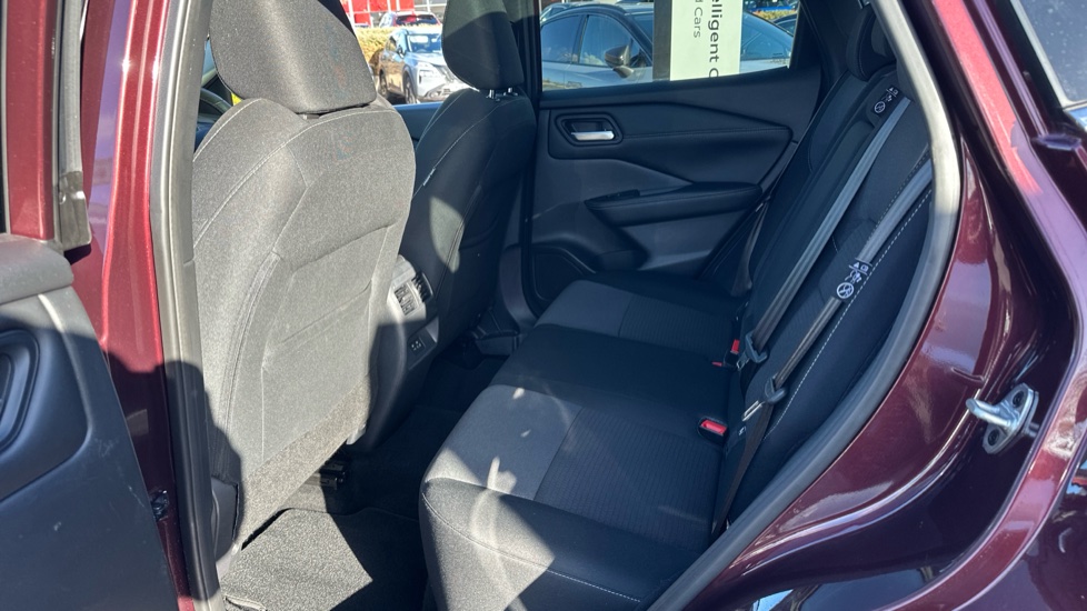 Nissan Qashqai 1.3 DiG-T MH 158 N-Connecta 5dr Xtronic Petrol Hatchback - Image 16