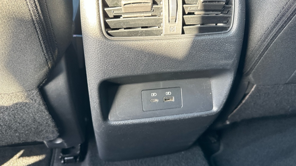 Nissan Qashqai 1.3 DiG-T MH 158 N-Connecta 5dr Xtronic Petrol Hatchback - Image 45
