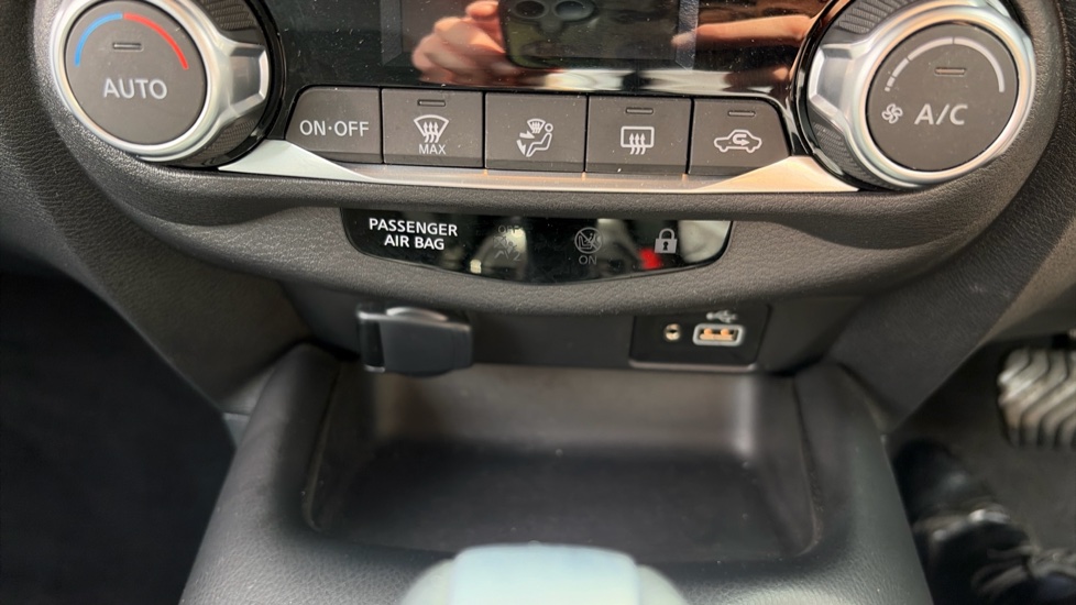 Nissan Juke 1.0 DiG-T 114 N-Connecta 5dr DCT Petrol Hatchback - Image 34