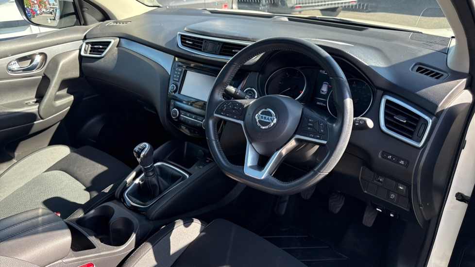 Nissan Qashqai 1.5 dCi 115 N-Connecta 5dr Diesel Hatchback - Image 11