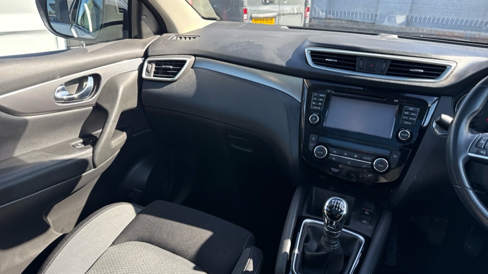 Nissan Qashqai 1.5 dCi 115 N-Connecta 5dr Diesel Hatchback - Image 14