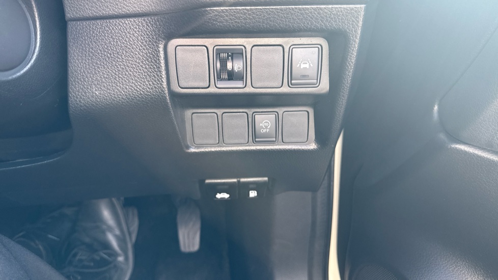 Nissan Qashqai 1.5 dCi 115 N-Connecta 5dr Diesel Hatchback - Image 41