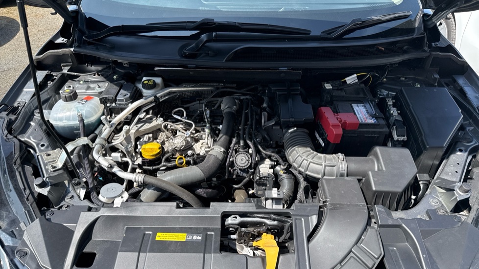 Nissan Qashqai 1.3 DiG-T MH Acenta Premium 5dr Petrol Hatchback - Image 8