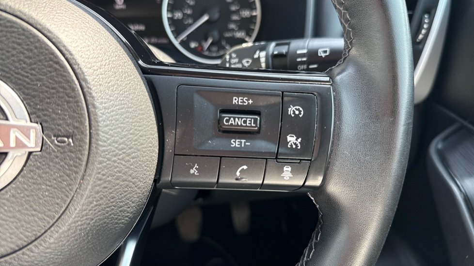 Nissan Qashqai 1.3 DiG-T MH Acenta Premium 5dr Petrol Hatchback - Image 31