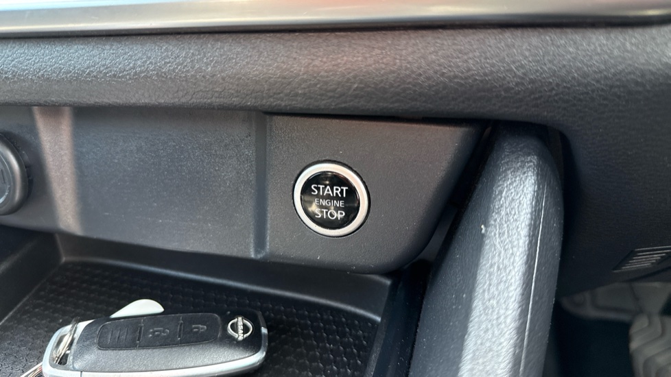 Nissan Qashqai 1.3 DiG-T MH Acenta Premium 5dr Petrol Hatchback - Image 39
