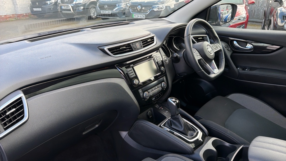 Nissan Qashqai 1.3 DiG-T 160 [157] N-Connecta 5dr DCT Glass Roof Petrol Hatchback - Image 9