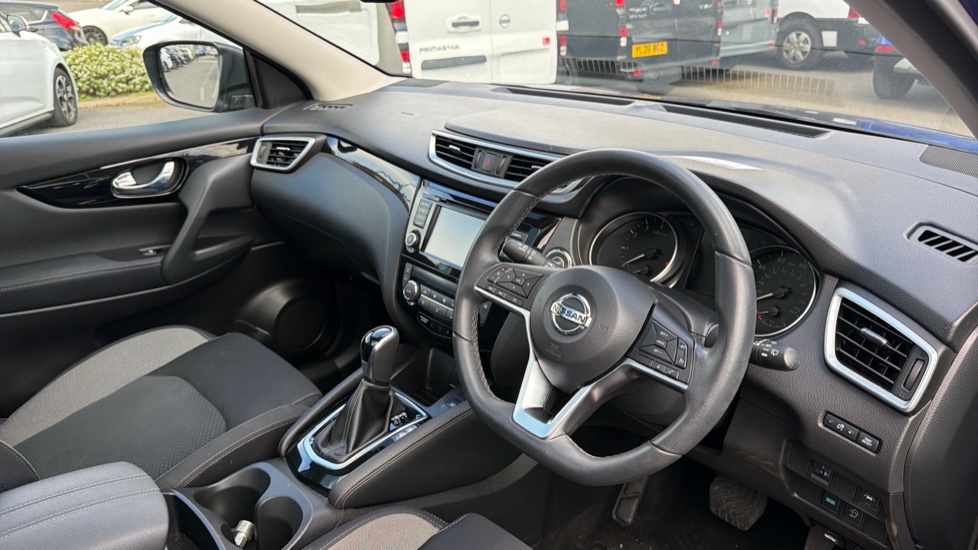 Nissan Qashqai 1.3 DiG-T 160 [157] N-Connecta 5dr DCT Glass Roof Petrol Hatchback - Image 11