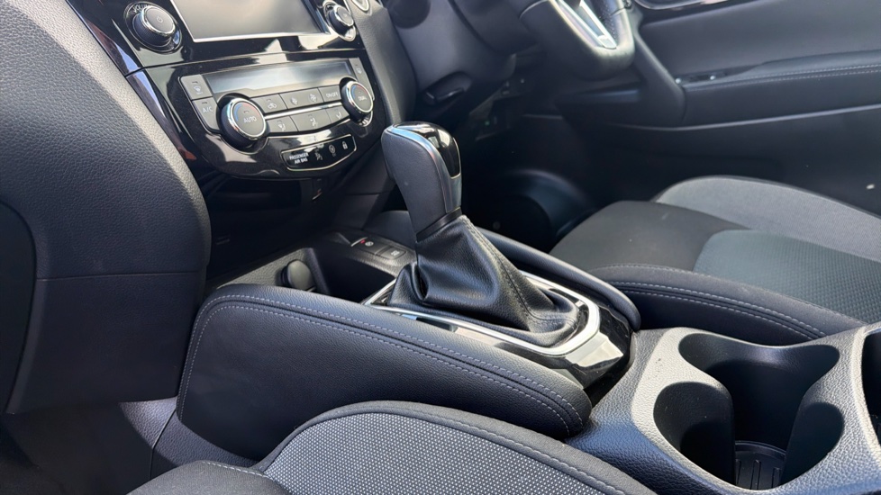 Nissan Qashqai 1.3 DiG-T 160 [157] N-Connecta 5dr DCT Glass Roof Petrol Hatchback - Image 13