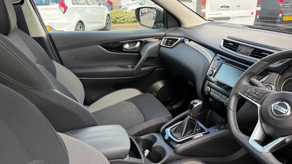 Nissan Qashqai 1.3 DiG-T 160 [157] N-Connecta 5dr DCT Glass Roof Petrol Hatchback - Image 14