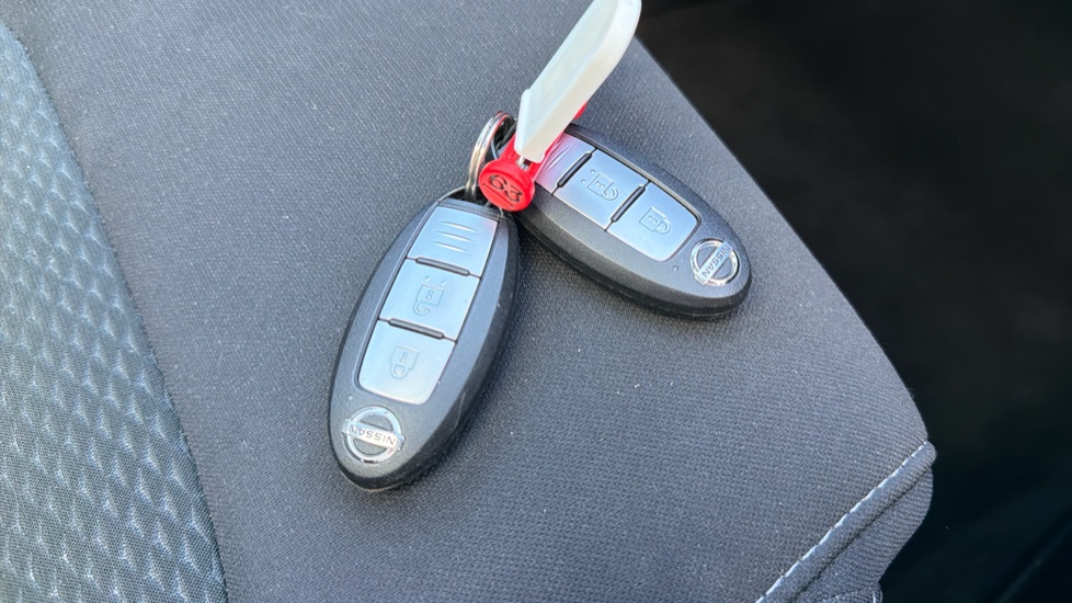 Nissan Qashqai 1.3 DiG-T 160 [157] N-Connecta 5dr DCT Glass Roof Petrol Hatchback - Image 20
