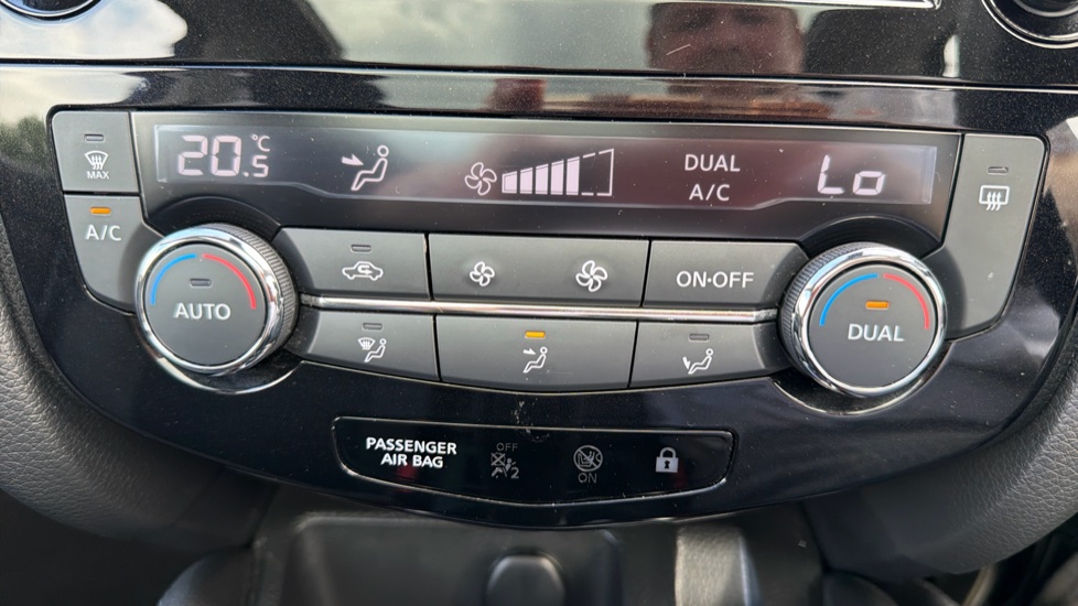 Nissan Qashqai 1.3 DiG-T 160 [157] N-Connecta 5dr DCT Glass Roof Petrol Hatchback - Image 25