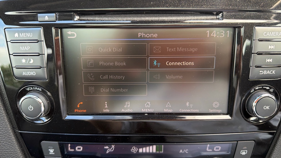 Nissan Qashqai 1.3 DiG-T 160 [157] N-Connecta 5dr DCT Glass Roof Petrol Hatchback - Image 29