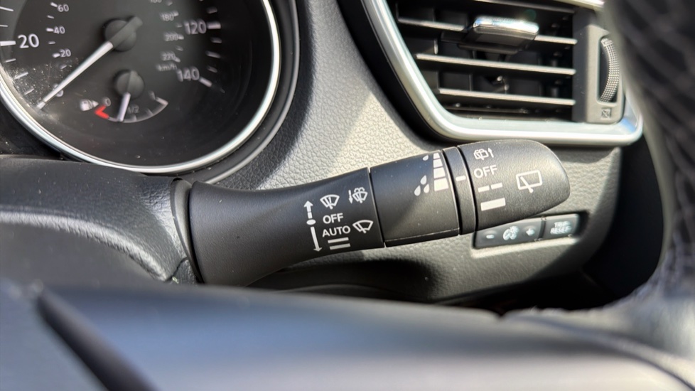 Nissan Qashqai 1.3 DiG-T 160 [157] N-Connecta 5dr DCT Glass Roof Petrol Hatchback - Image 33