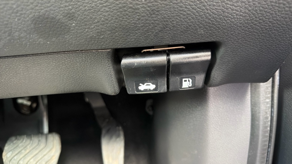 Nissan Qashqai 1.3 DiG-T 160 [157] N-Connecta 5dr DCT Glass Roof Petrol Hatchback - Image 37
