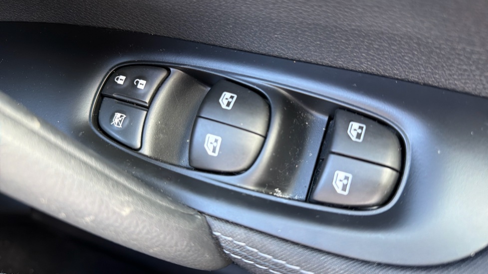 Nissan Qashqai 1.3 DiG-T 160 [157] N-Connecta 5dr DCT Glass Roof Petrol Hatchback - Image 39