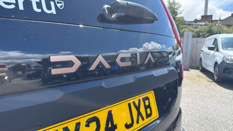 Dacia Jogger 1.0 TCe Extreme 5dr Petrol Estate - Image 37
