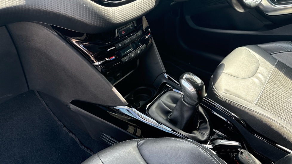 Peugeot 2008 1.2 PureTech 110 Allure 5dr Petrol Estate - Image 13