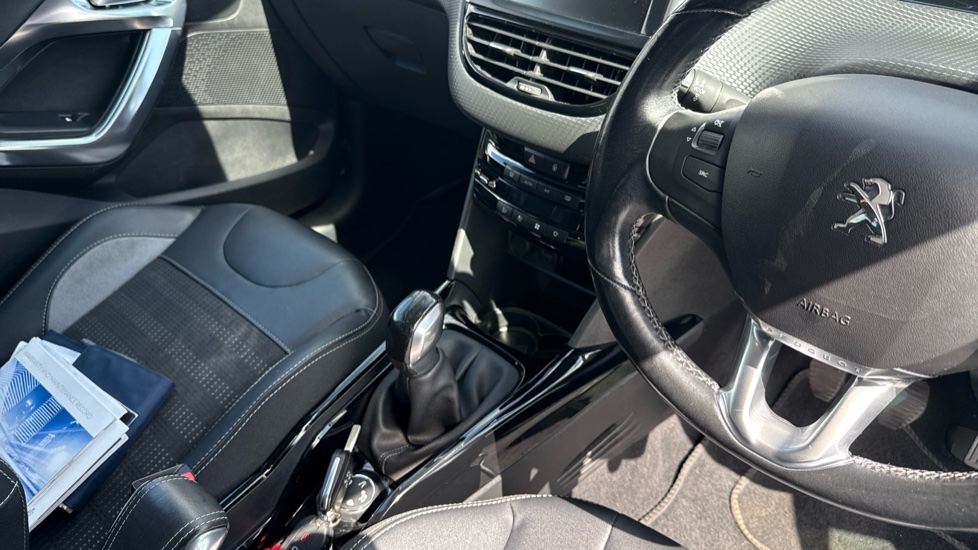Peugeot 2008 1.2 PureTech 110 Allure 5dr Petrol Estate - Image 14