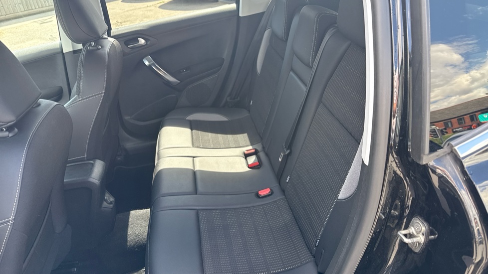 Peugeot 2008 1.2 PureTech 110 Allure 5dr Petrol Estate - Image 16