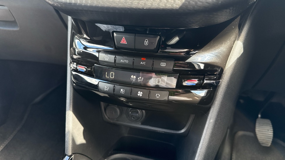 Peugeot 2008 1.2 PureTech 110 Allure 5dr Petrol Estate - Image 24