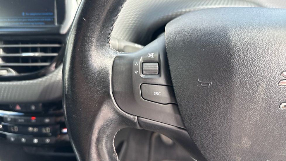 Peugeot 2008 1.2 PureTech 110 Allure 5dr Petrol Estate - Image 29