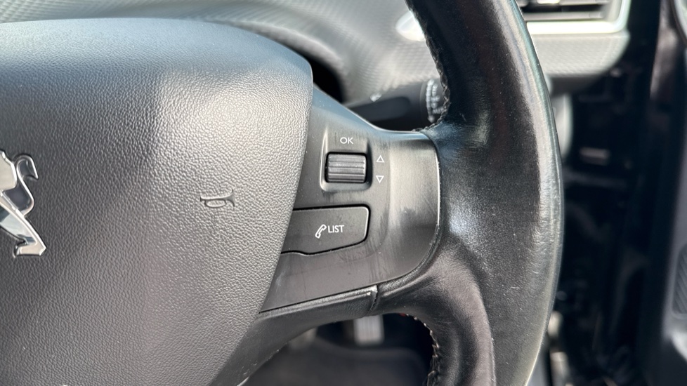 Peugeot 2008 1.2 PureTech 110 Allure 5dr Petrol Estate - Image 30