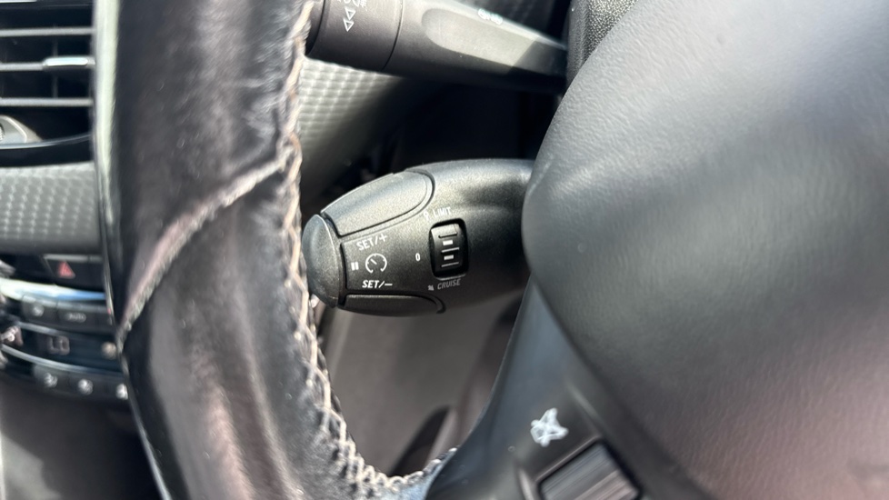 Peugeot 2008 1.2 PureTech 110 Allure 5dr Petrol Estate - Image 33