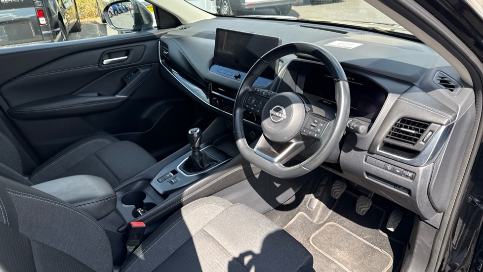 Nissan Qashqai 1.3 DiG-T MH N-Connecta 5dr Petrol Hatchback - Image 11