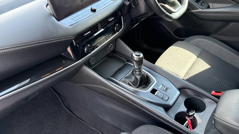 Nissan Qashqai 1.3 DiG-T MH N-Connecta 5dr Petrol Hatchback - Image 13