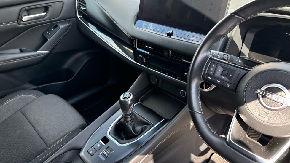Nissan Qashqai 1.3 DiG-T MH N-Connecta 5dr Petrol Hatchback - Image 14