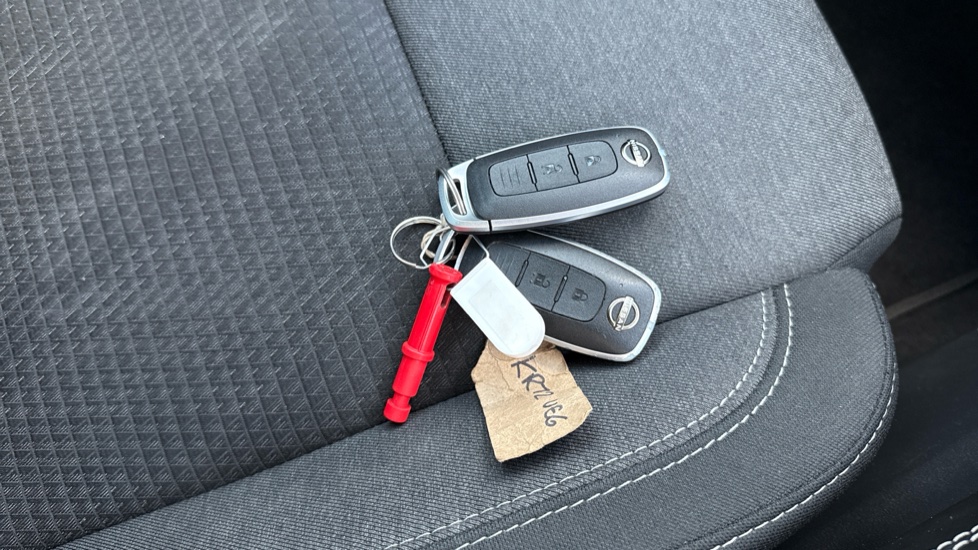Nissan Qashqai 1.3 DiG-T MH N-Connecta 5dr Petrol Hatchback - Image 20