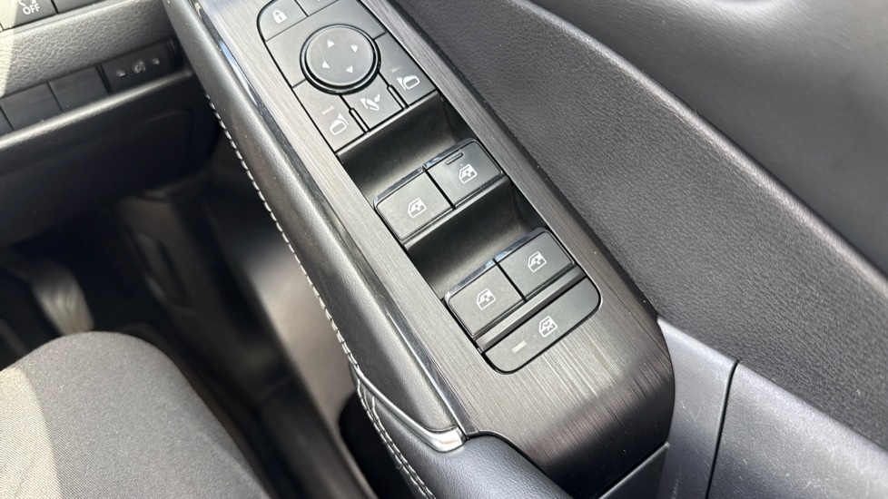 Nissan Qashqai 1.3 DiG-T MH N-Connecta 5dr Petrol Hatchback - Image 21