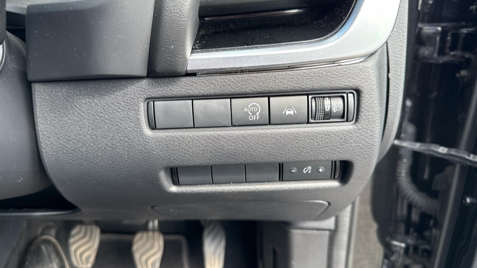 Nissan Qashqai 1.3 DiG-T MH N-Connecta 5dr Petrol Hatchback - Image 32