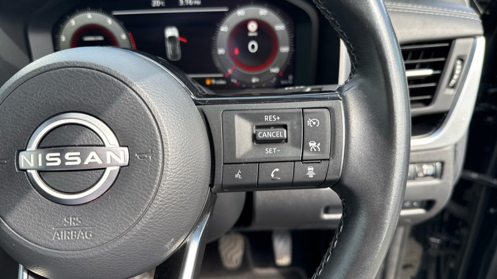Nissan Qashqai 1.3 DiG-T MH N-Connecta 5dr Petrol Hatchback - Image 34
