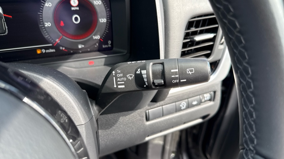 Nissan Qashqai 1.3 DiG-T MH N-Connecta 5dr Petrol Hatchback - Image 35