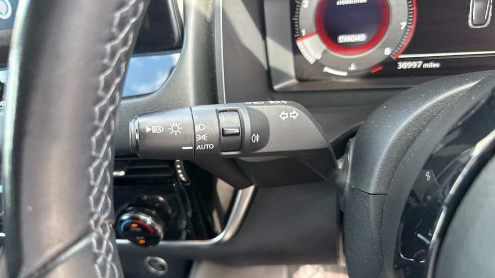 Nissan Qashqai 1.3 DiG-T MH N-Connecta 5dr Petrol Hatchback - Image 36