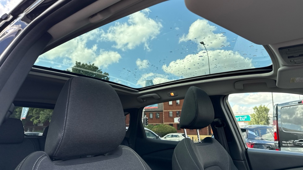 Nissan Qashqai 1.3 DiG-T MH N-Connecta 5dr Petrol Hatchback - Image 37