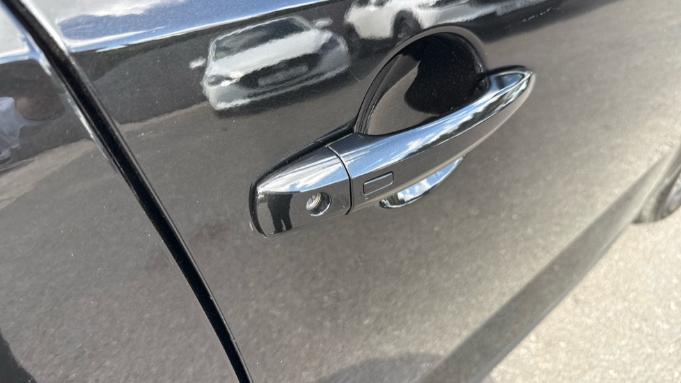 Nissan Qashqai 1.3 DiG-T MH N-Connecta 5dr Petrol Hatchback - Image 38