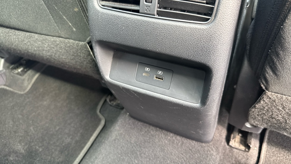 Nissan Qashqai 1.3 DiG-T MH N-Connecta 5dr Petrol Hatchback - Image 40