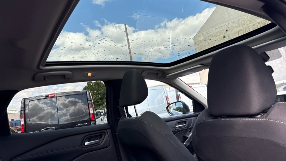 Nissan Qashqai 1.3 DiG-T MH N-Connecta 5dr Petrol Hatchback - Image 41