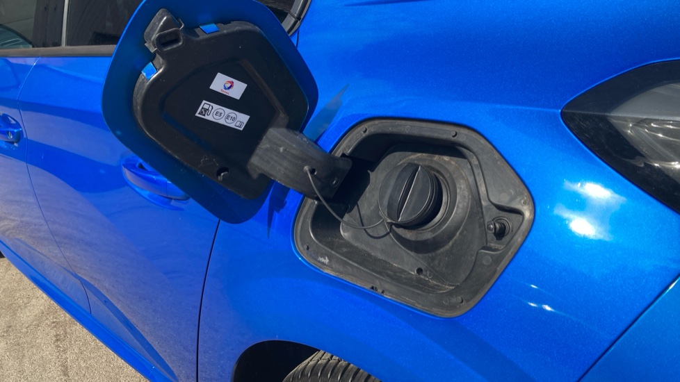 Peugeot 208 1.2 PureTech 100 Allure 5dr Petrol Hatchback - Image 22