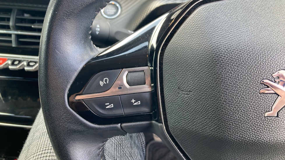 Peugeot 208 1.2 PureTech 100 Allure 5dr Petrol Hatchback - Image 29