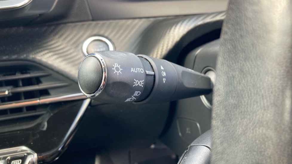 Peugeot 208 1.2 PureTech 100 Allure 5dr Petrol Hatchback - Image 32