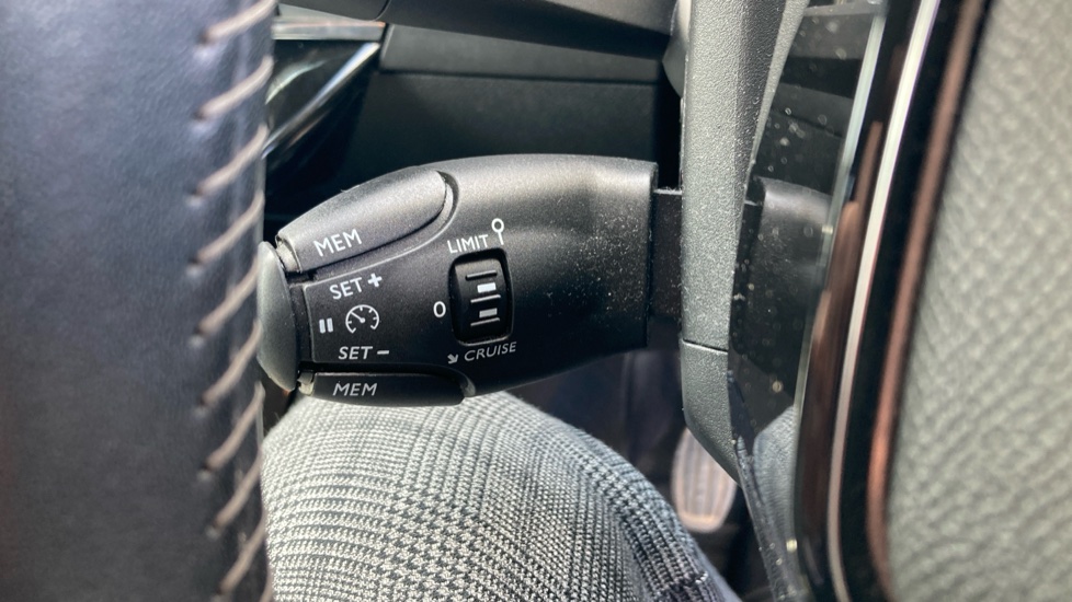 Peugeot 208 1.2 PureTech 100 Allure 5dr Petrol Hatchback - Image 33