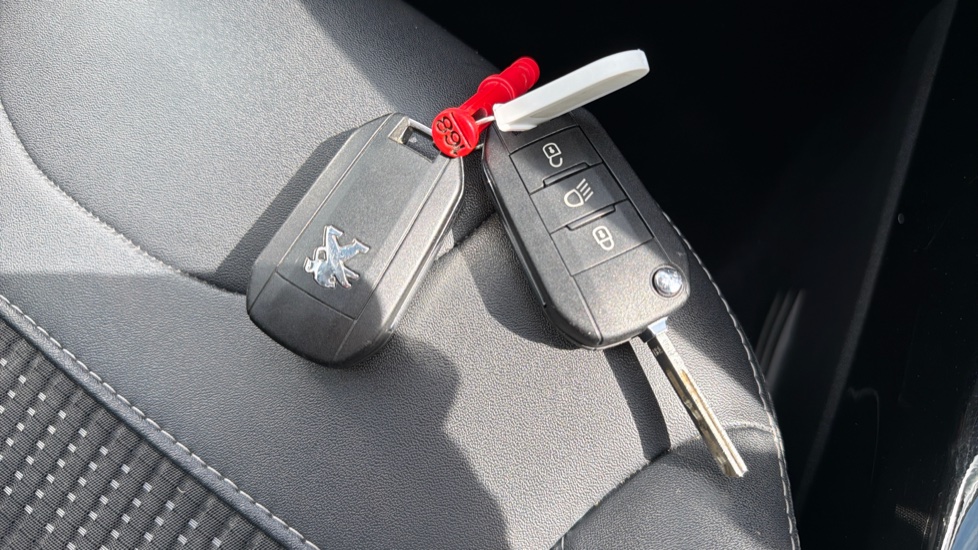 Peugeot 2008 1.2 PureTech 110 Allure Premium 5dr Petrol Estate - Image 20