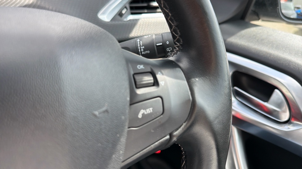 Peugeot 2008 1.2 PureTech 110 Allure Premium 5dr Petrol Estate - Image 28