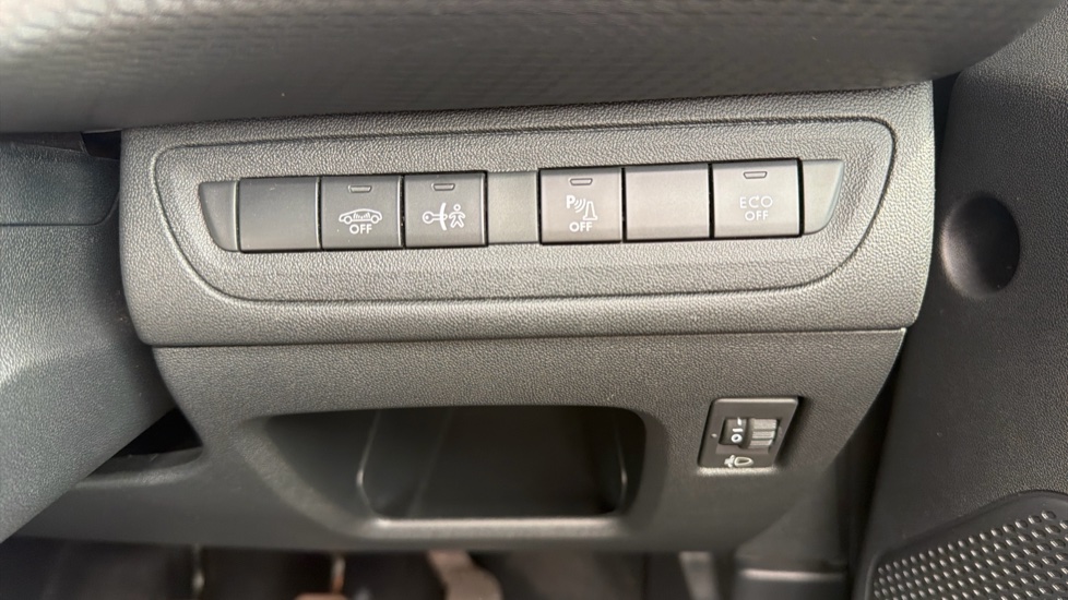 Peugeot 2008 1.2 PureTech 110 Allure Premium 5dr Petrol Estate - Image 34